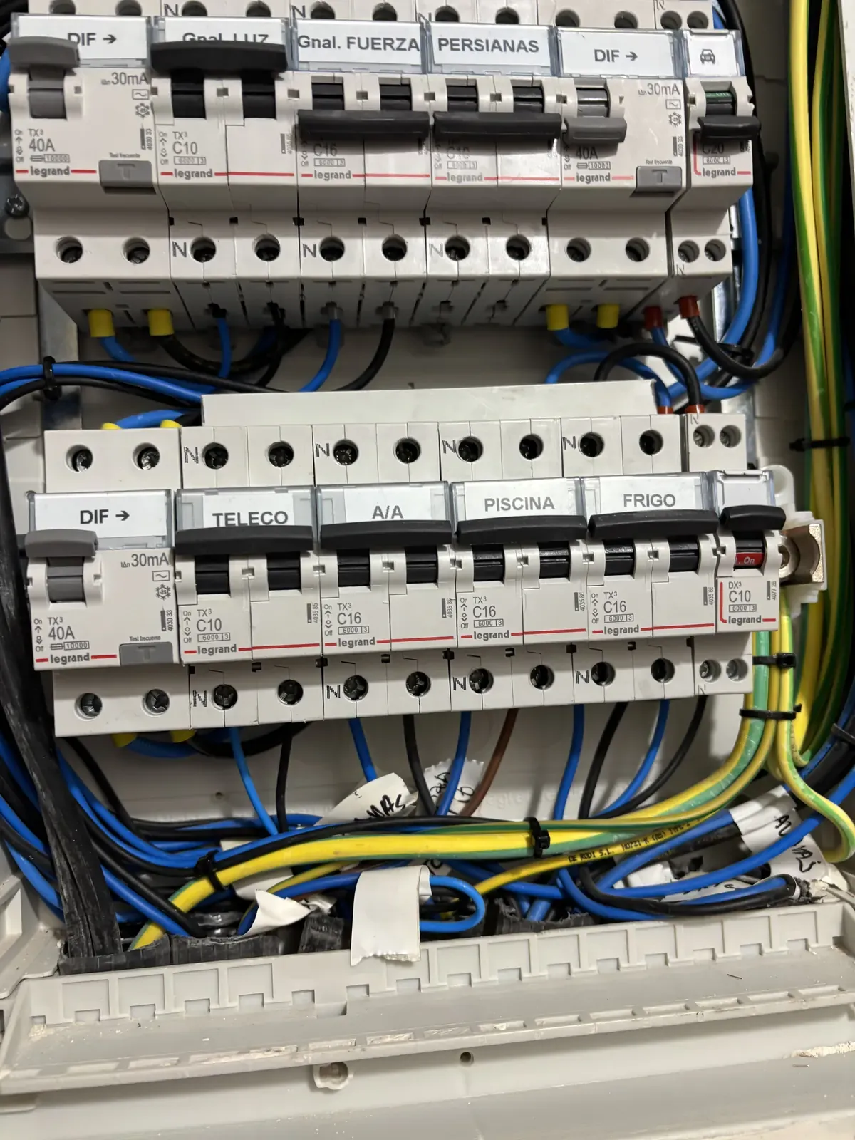 Cuadro eléctrico con circuitos correctamente etiquetados realizado por Grupo 3